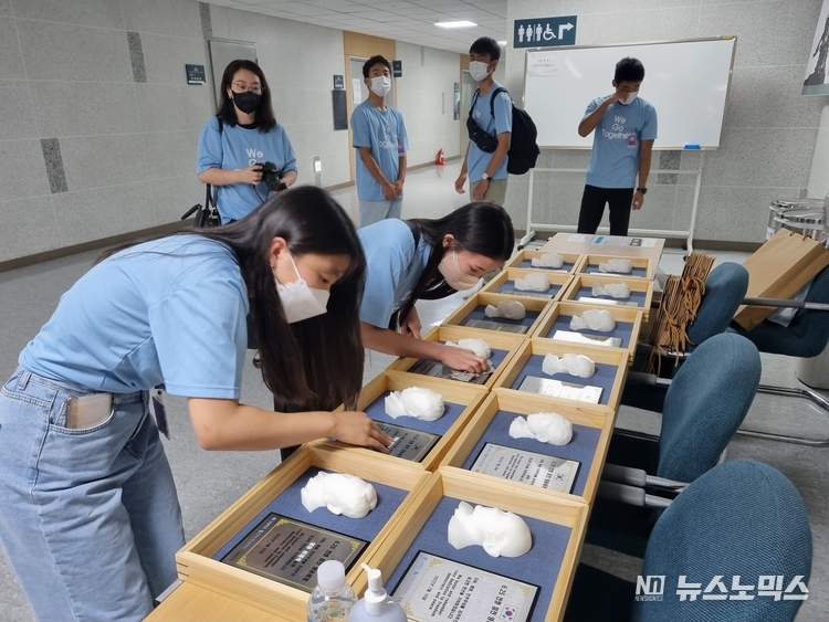 지난 18일 태영호 국회의원실 주관으로 국회에서 열린 ‘남·북·미 MZ세대 영웅을 기억하다’간담회장에서 '6.25 전쟁 전사자 유해 발굴 캠프'에 참가한 남북, 미국 등의 청년들이 제작한 ‘6·25참전 영웅’ 흉상 감사패를 참전영웅에게 전달하기에 앞서 준비하고 있는 모습./(사)비욘드더바운더리 제공