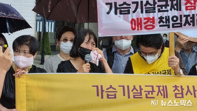 22일 오전 10시 AK플라자 금정점 개관일에 가습기살균제 참사 가해기업 애경에 피해해결을 촉구하는 지역 시민단체 기자회견이 열리고 있다./안양군포의왕환경운동연합 제공