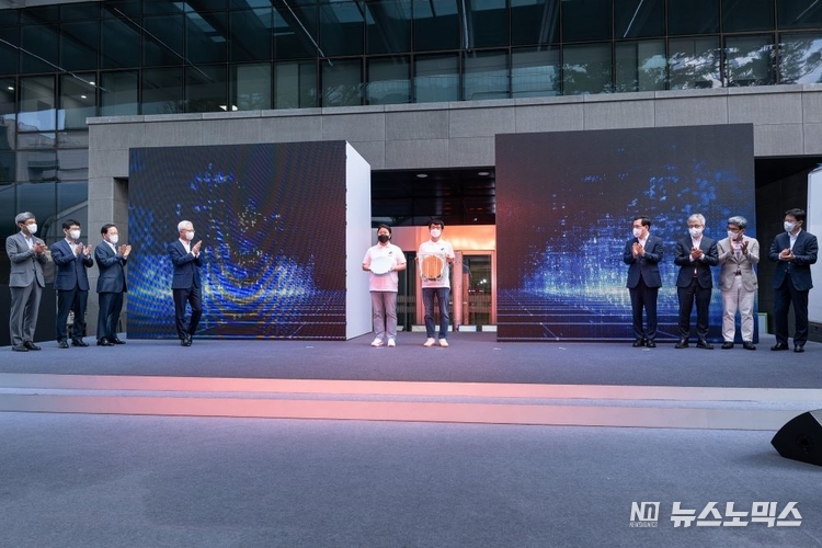 25일 삼성전자 화성캠퍼스에서 열린 '세계 최초 GAA 기반 3나노 양산 출하식'에서 관계자들이 웨이퍼를 공개, 트럭으로 옮기고 있다.(사진=삼성전자)