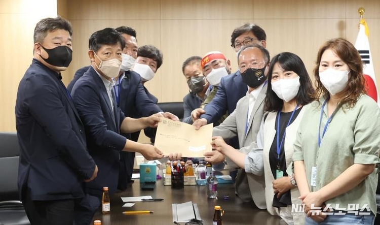 경기도소상공인연합회 등이 최근 경기도의회에 민생현장을 외면하지 말아 달라면 건의문을 도의원들에게 전달하고 있다. /사진=경기도의회