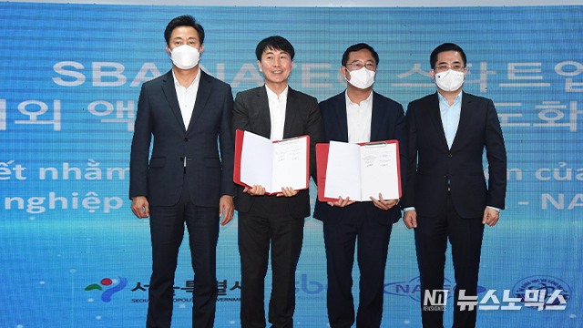 오세훈 서울시장이 현지시간 3일 베트남 '서울창업허브 호치민'에서 SBA-NATEC 스타트업 해외 액셀러레이팅 고도화 LOI 체결을 마치고 기념촬영을 하고 있다. 왼쪽부터 오세훈 시장, 김현우 SBA 대표, 응우옌 만 끄엉 베트남 과학기술부 남부청장, 응우웬 호앙 장 베트남 과기부 차관. (사진=서울시)