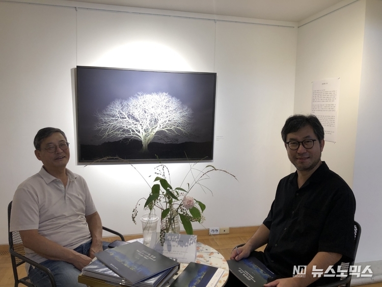 4일 소전미술관에서 이동섭 소전재단 이사장과 이흥렬 나무 사진가와 대화를 나누고 있는 모습/사진=소전미술관 