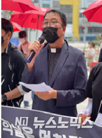 지난 7일 오후 1시 수원역 문화광장 앞에서 열린 '미얀마 군부는 학살을 멈춰라! 고문과 사형집행 규탄' 기자회견에서 정일용 나눔의집 신부가 미얀마 민주주의 지지 및 추모 발언을 하고 있다.