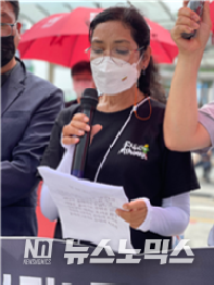 지난 7일 오후 1시 수원역 문화광장 앞에서 열린 '미얀마 군부는 학살을 멈춰라! 고문과 사형집행 규탄' 기자회견에서 킨메이타 수원이주민센터가 미얀마 상황 공유 및 사형집행 규탄 발언을 하고 있다.