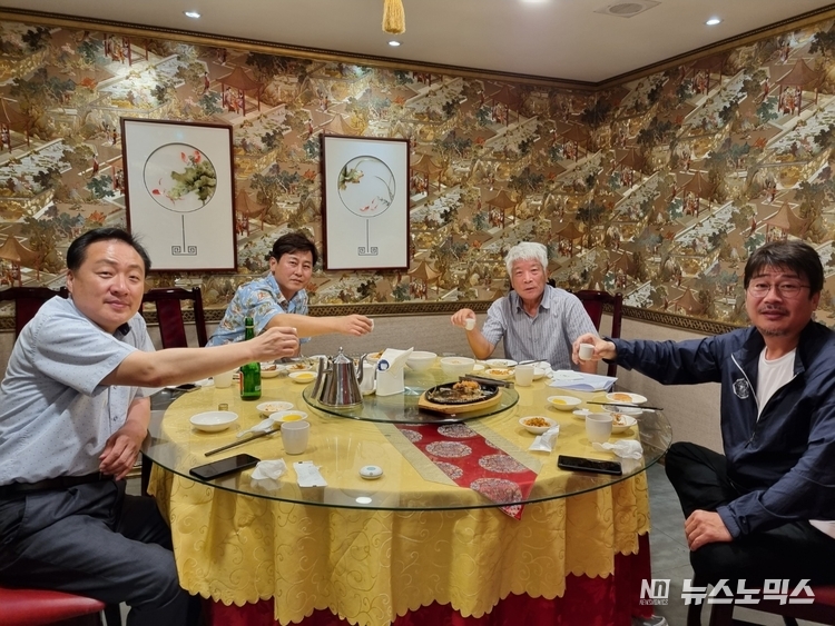지난 7월 13일 연희반점에서 박상희 前대구경협회장(오른쪽에서 두번째), 본지 기자(오른쪽 맨끝)과 만찬중에 중국인 종업원이 촬영한 사진. 