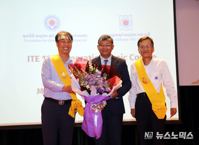 석창규 웹케시그룹 회장이 지난 7월말 '코리아 소프트웨어 인적 자원개발센터(KS-HRD센터) 설립 10주년' 기념행사 캄보디아 정부로부터 교육공헌 훈장을 수훈했다. 석창규 웹케시그룹 회장(왼쪽)과, 항 춘 나론 캄보디아 교육부장관, 김한수 HRD센터장 등이 기념촬영을 했다./사진=웹케시그룹
