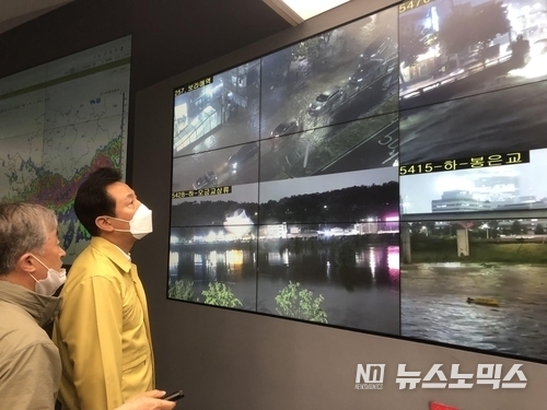 기록적인 폭우가 내린 지난 8일 밤 서울시청에서 오세훈 서울시장이 집중호우 피해 상황 등을 보고 받고 있다./사진=서울시 