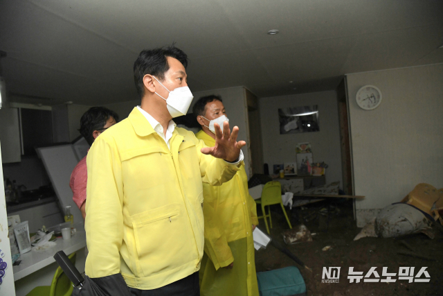 오세훈 서울시장이 지난 9일 전날 내린 폭우로 산사태가 발생한 서울 구로구의 침수피해를 당한 주택 현장을 방문, 점검하고 있다. /사진=서울시