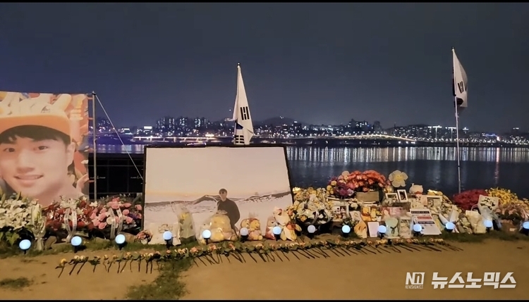 서울 반포한강공원에서 '故 손정민군 사망 1주기 추모제'가 지난 4월 말 진행된 가운데 추모공간에 손씨의 죽음을 애도하는 물품이 놓여져 있다.(사진=권경희 기자)