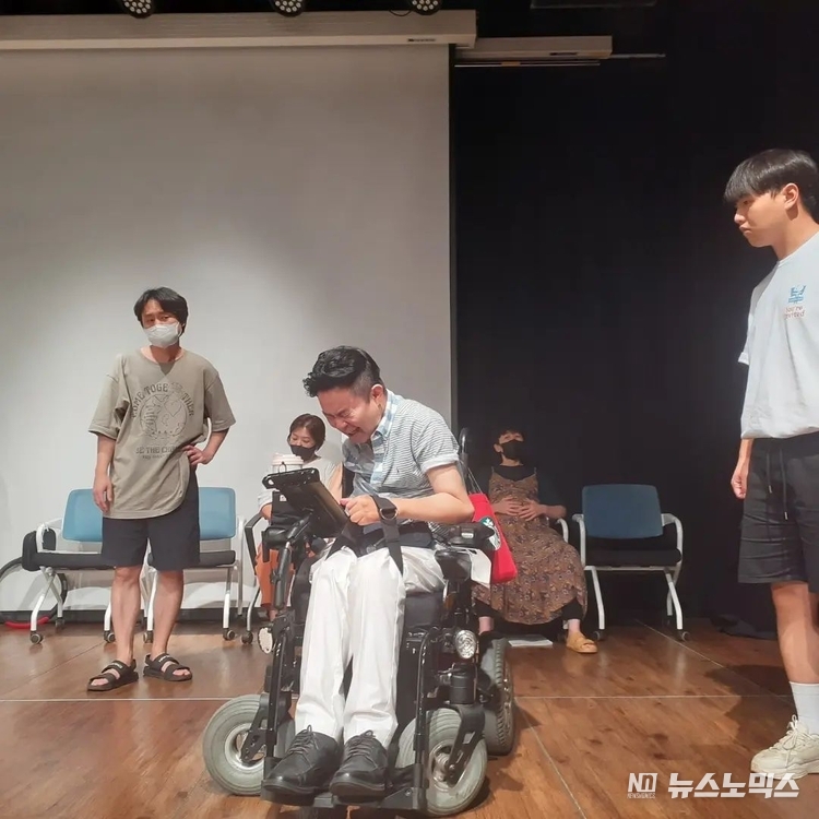 오는 19일과 20일 오후 5시 이틀간 한국장애인문화예술원 5층 이음아트홀에서 무대에 올릴 뮤지컬 ‘버스 너 뭐니!’ 출연배우들이 공연 연습을 하고 있다/사진=김아영