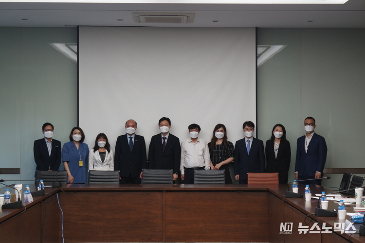 지난 17일 베트남 하노이에서 전영희 평화외교기획단장은 호치민 정치아카데미 '판 반 란'(Phan Van Ran) 국제관계연구소장과 사회과학원, 외교아카데미 등 베트남 싱크탱크 주요 인사들과 만나 한반도 정세 라운드테이블을 가졌다./사진=외교부 