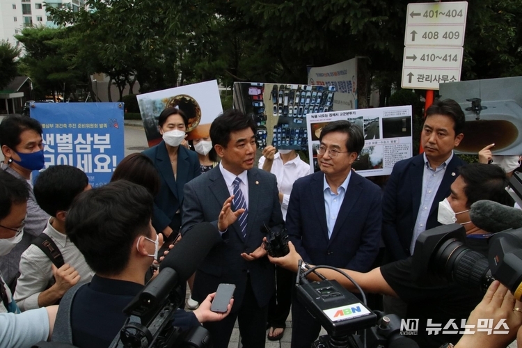 24일 오후 성남시 분당지역 재건축 추진단지인 샛별마을 삼부아파트 현장점검에 나선 김병욱 국회의원과 김동연 경기지사, 그리고 최종성 성남시의원 등이 1기 신도시 재정비 필요성 등에 관해 언론과 인터뷰를 하고 있다./사진=김병욱 국회의원