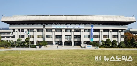 인천시는 저소득층 한시 긴급생활지원금 미신청자 552여 가구에 대한 방문 전수조사를 실시한다. 사진은 인천시청 전경.