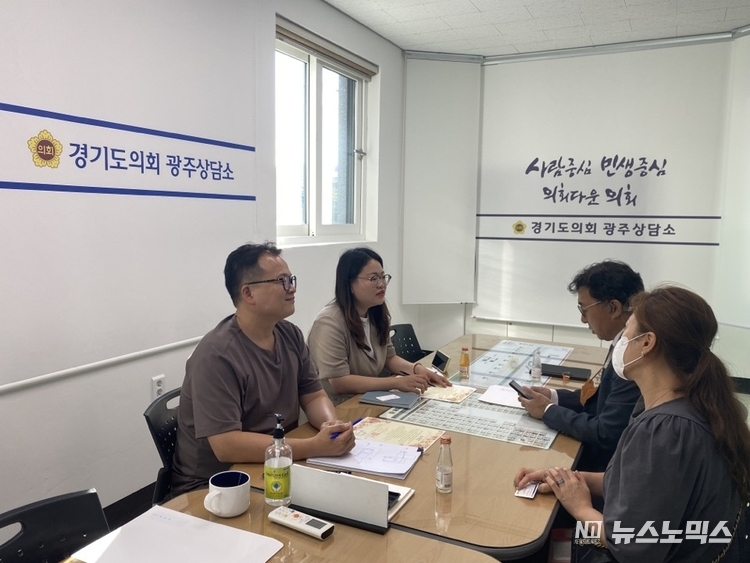 임창휘(더민주·광주2)·이자형(더민주·비례) 경기도의원은 8일 경기도의회 광주상담소에서 열악한 광주시의 교육환경개선을 위한 정담회를 진행하고 있다./사진=경기도의회