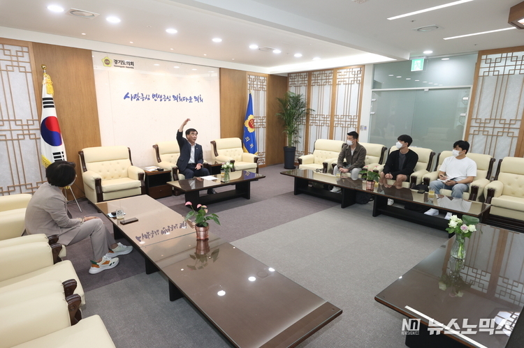 염종현 경기도의회 의장은 14일 심미숙 의원과 지역청년간 지식 교류와 소통강화, 정책 참여기회 확대를 주제로 청년들과 차담회를 나누고 있다.사진=경기도의회