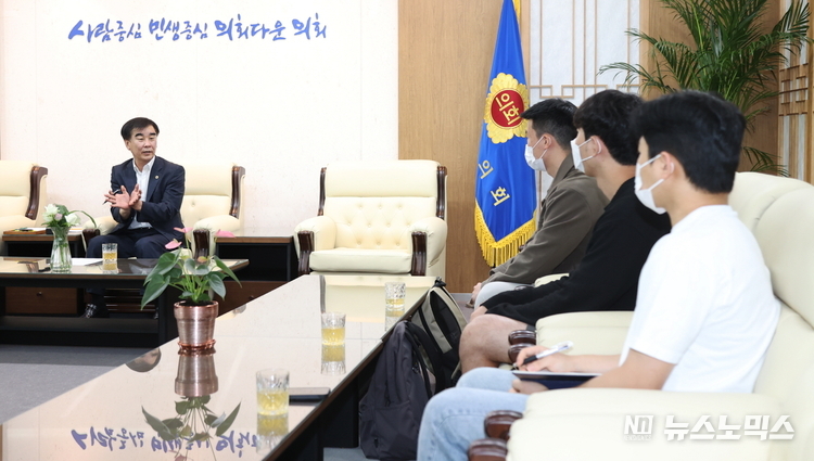 염종현 경기도의회 의장은 14일 심미숙 의원과 지역청년간 지식 교류와 소통강화, 정책 참여기회 확대를 주제로 청년들과 차담회를 나누고 있다.사진=경기도의회