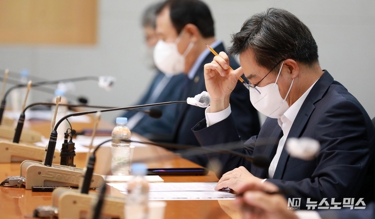 김동연 경기도지사는 13일 오후 경기도경제과학진흥원 비전실에서 하용환 대한건설협회 경기도회 회장과 정내수 대한건축사회 경기도건축사회 회장 등 도내 건설업 단체 7곳의 관계자 15명 소통 간담회를 가졌다.사진=경기도