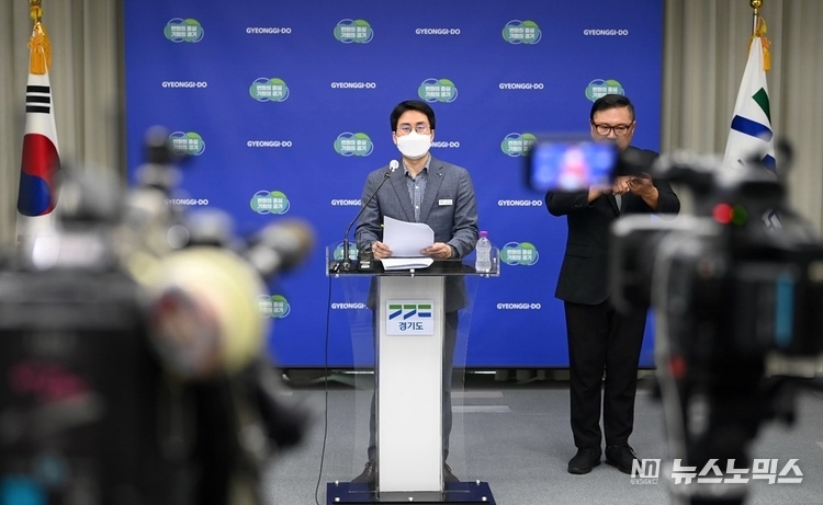 박노극 경기도 교통국장이 15일 경기도청 북부청사에서 기자회견을 하고 ‘경기도 시내버스 안정화 종합대책’을 발표하고 있다./사진=경기도