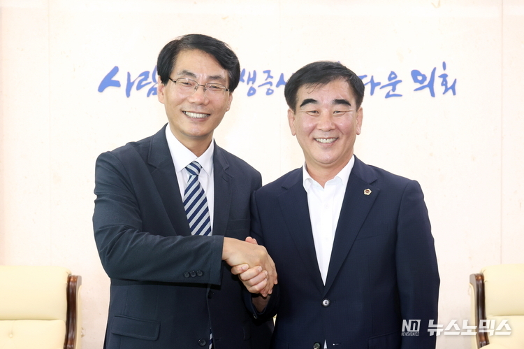 19일 오후 경기도의회 의장 접견실에서 만난 염종현 경기도의회 의장과 김용수 경기예총 회장이 악수를 하고 있다./사진=경기도의회