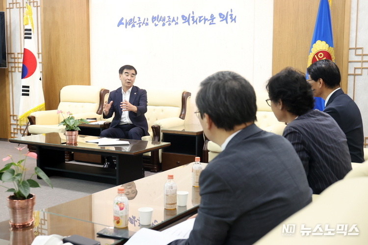 19일 오후 경기도의회 의장 접견실에서 염종현 경기도의회 의장과 김용수 회장 등 경기예총 관계자들이 경기도 문화예술계 지원방안을 논의했다./사진=경기도의회