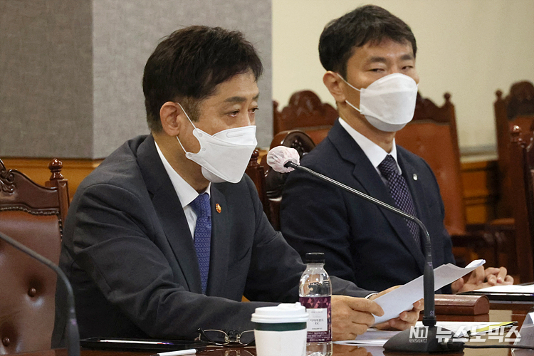 김주현 금융위원장이 27일 서울 중구 전국은행연합회에서 열린 만기연장·상환유예 관련 간담회에서 모두발언하고 있다. 정부와 금융권은 고금리와 고물가, 고환율 등 3고(高) 여파로 대내외 여건이 나빠짐에 따라 코로나19로 피해를 본 자영업자와 중소기업에 대한 대출 만기가 최대 3년 연장되고 상환은 최대 1년 유예를 이어간다고 밝혔다. ⓒ정의철 기자