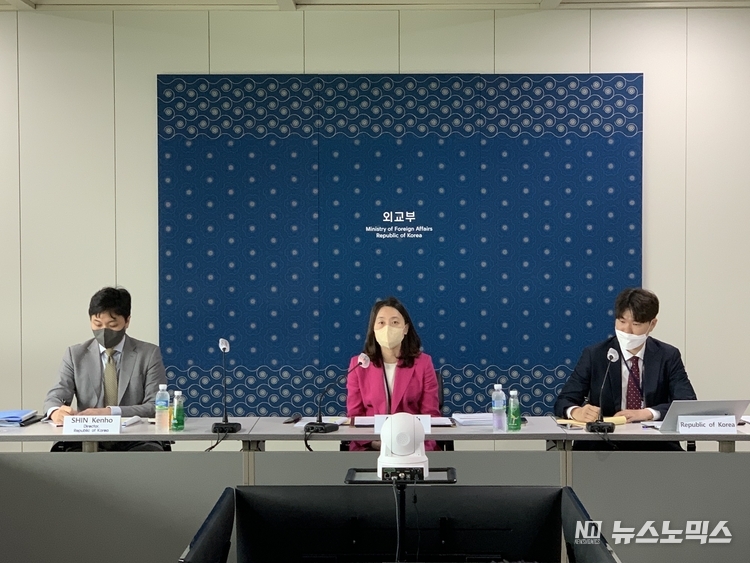 28일 서울에서 '제33차 한-유엔 아시아태평양 경제사회위원회 연례협의회'에 안세령 외교부 국제경제국장(가운데) 이 이끄는 대표단과 엔에스캅 측에서는 아드난 알리아니(Adnan Aliani) 전략사업관리국장을 수석대표로 간볼드 바산야브(Ganbold Baasanjav) 동북아사무소장 등이 참석한 가운데 진행됐다./사진=외교부
