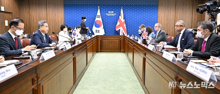 28일 서울서 열린 제7차 외교장관 전략대화에서 박진 외교부 장관과 '클레벌리'(James Cleverly) 영국 신임 외교장관은 북핵 문제 등 주요 지역 정세와 2030 부산세계박람회 유치 등 국제무대 협력에 대해 집중 논의했다./사진=외교부