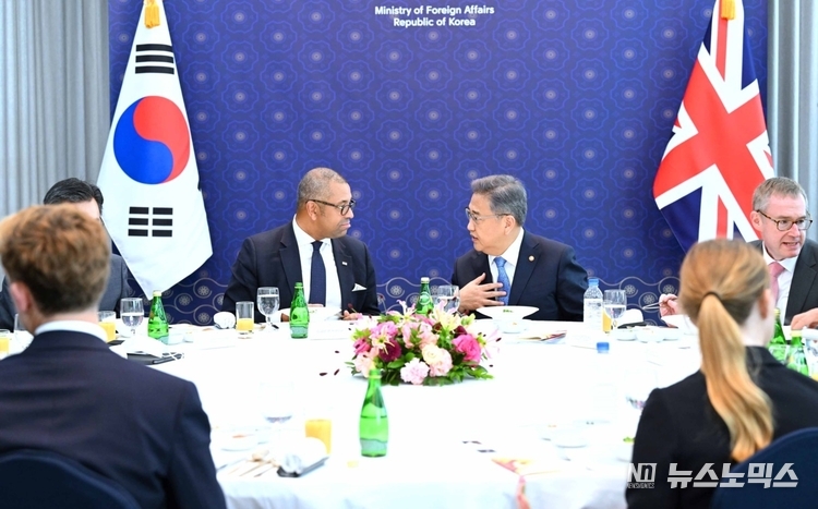 28일 서울서 열린 제7차 외교장관 전략대화 만찬장에서 박진 외교부 장관과 '클레벌리'(James Cleverly) 영국 신임 외교장관이 북핵 문제 등 주요 지역 정세와 2030 부산세계박람회 유치 등 주요 현안에 대해 대화를 나누고 있다./사진=외교부