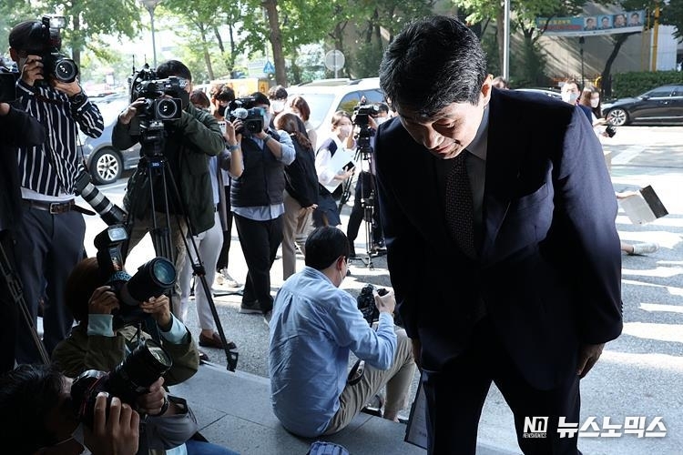 이주호 사회부총리 겸 교육부 장관 후보자가 서울 영등포구 한국교육시설안전원에 마련된 국회 인사청문회 준비 사무실에 첫 출근하며 취재진에게 인사하고 있다. ⓒ정의철 기자