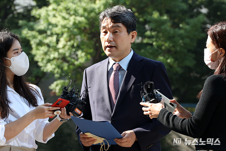 이주호 사회부총리 겸 교육부 장관 후보자가 서울 영등포구 한국교육시설안전원에 마련된 국회 인사청문회 준비 사무실에 첫 출근하며 취재진의 질문에 답변하고 있다. ⓒ정의철 기자