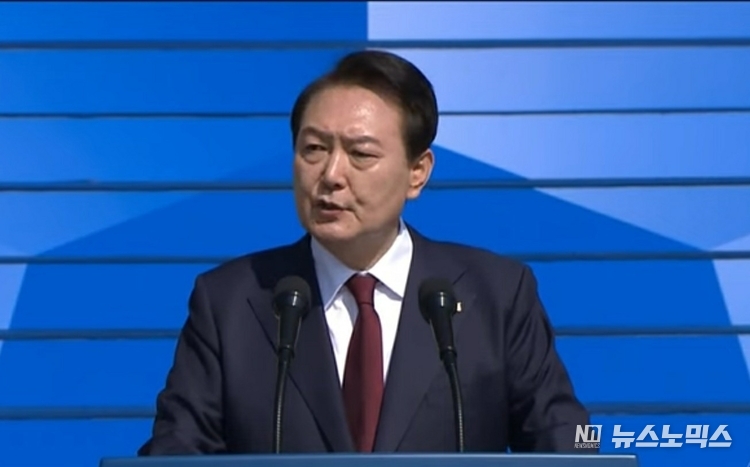 윤석열 대통령은 1일 충남 계룡시 계룡대에서 열린 '제74주년 국군의 날' 행사에서 기념사를 통해 '강한 국방력 뒷받침'을 강조했다