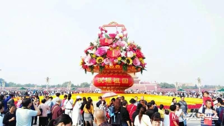 中당국 여행 자제령에 '황금연휴' 지갑 닫힌다는 한국 언론보도와는 달리 중국 여행객들이 1일 천안문에 모여드는 모습