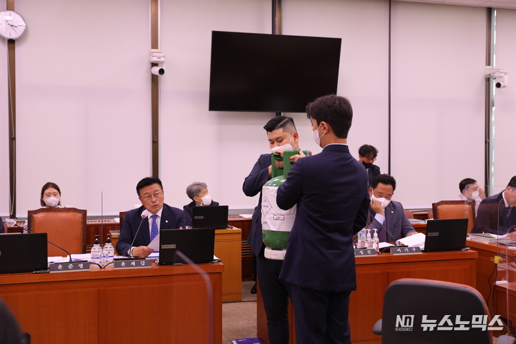 윤재갑 국회의원)이 4일 농림축산식품부 국정감사에서 검역본부가 국비 36억원을 투입해 대체 약제를 개발하고도 여전히 오존층 파괴물질인 메틸브로마이드 사용을 허용해 연간 400톤 가까이 목재류 소독에 사용되는 점을 강력히 지적하는 모습. 
