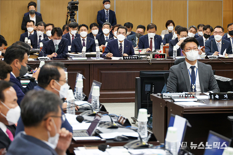 이성희 농협중앙회장이 7일 서울 서대문구 농협중앙위원회 본점에서 열린 농림축산식품해양수산위원회 국정감사에 출석해 의원들 질의에 답변하고 있다. ⓒ정의철 기자