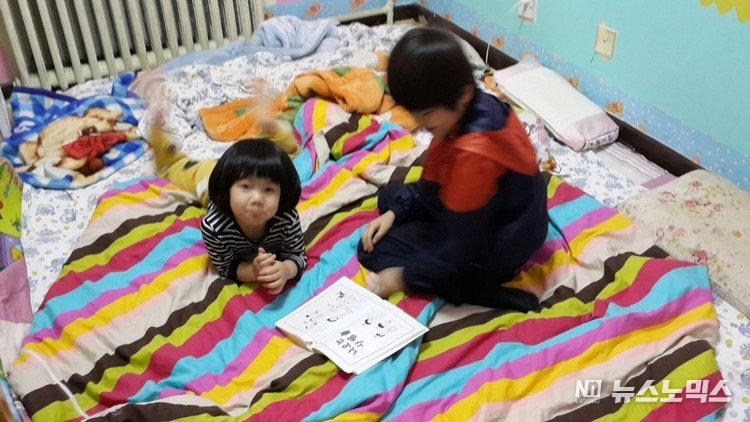 정음우리말학교 작명에 참여한 한국인 B씨의 아들 최 모군(당시 초등 4학년)이 지난 2014년 북경 왕징에 위치한 조선족 유치원 원장의 자녀에게 한글을 가르치는 모습
