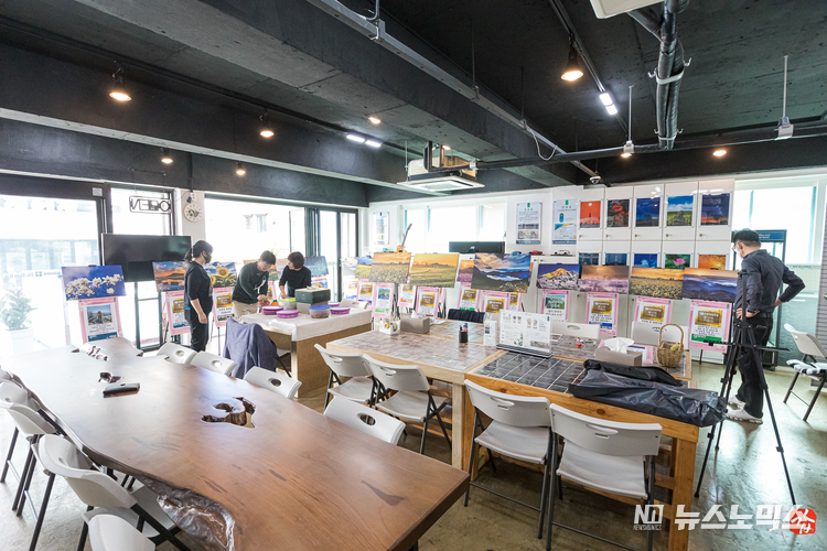 벨라비타(주)는 지난 10월14일 오전 울산 동구 상보빌딩 1층에 울산지사 겸 쇼룸을 개설 후 사업설명회 및 개업식을 가졌다. 화환 대신 아름다운 사진이나 고인의 생저 모습 등을 담은 작품화환으로 대체, 우울한 장소를 의미있고 유쾌한 장소로 바꾸는 탄소감축기업 벨라비타 제품이 전시돼 있다. /사진=벨라비타(주)