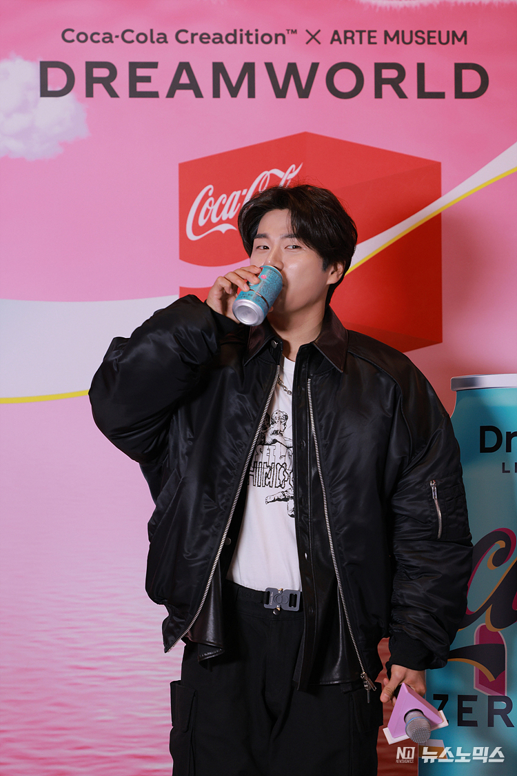 배우 이이경이 21일 오전 서울 마포구 와이즈파크에서 열린 '코카-콜라 크리에디션 X 아르떼뮤지엄 드림월드 팝업' 오픈기념 포토콜 행사에 참석해 콜라를 마시는 퍼포먼스를 선보이고 있다. ⓒ정의철 기자