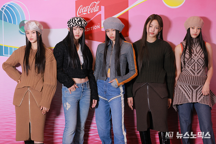걸그룹 뉴진스(NewJeans)가 21일 오전 서울 마포구 와이즈파크에서 열린 '코카-콜라 크리에디션 X 아르떼뮤지엄 드림월드 팝업' 오픈기념 포토콜 행사에 참석해 포즈를 취하고 있다. ⓒ정의철 기자