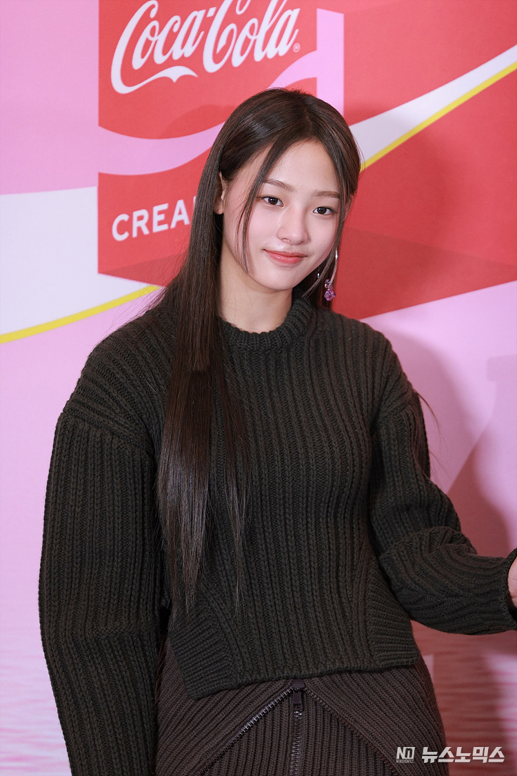 뉴진스 민지가 21일 오전 서울 마포구 와이즈파크에서 열린 '코카-콜라 크리에디션 X 아르떼뮤지엄 드림월드 팝업' 오픈기념 포토콜 행사에 참석해 포토세션을 하고 있다. ⓒ정의철 기자