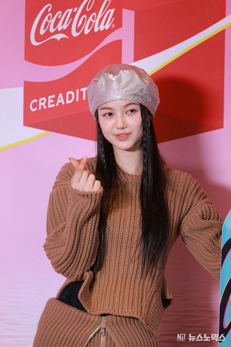 뉴진스 다니엘이 21일 오전 서울 마포구 와이즈파크에서 열린 '코카-콜라 크리에디션 X 아르떼뮤지엄 드림월드 팝업' 오픈기념 포토콜 행사에 참석해 포토세션을 하고 있다. ⓒ정의철 기자
