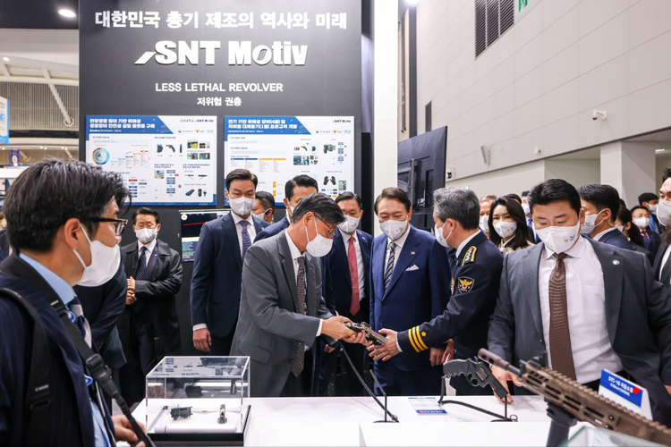 21일 경찰의날을 맞아 기념식 및 국제치안박람회를 찾은 윤석열 대통령. 사진 왼쪽부터 최광영 SNT모티브 대표이사. 윤석열 대통령, 김건희 여사, 윤희근 경찰청장. (사진=SNT모티브)