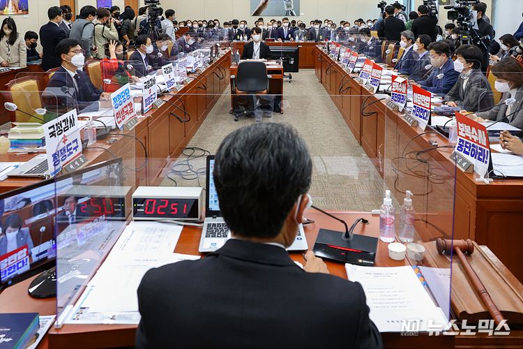 24일 국회에서 열린 과학기술정보방송통신위원회 국정감사에서 여야 의원들이 각각 피켓을 책상위에 올려두고 있다. ⓒ정의철 기자