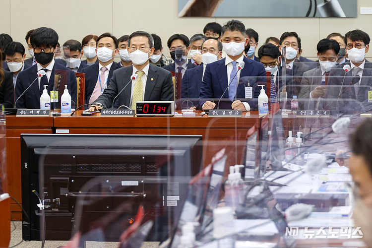 이해진 네이버 글로벌투자책임자(왼쪽부터)), 이종호 과기부 장관, 김범수 카카오 창업자(미래이니셔티브센터장)이 24일 국회에서 열린 과학기술정보방송통신위원회 국정감사에 출석하고 있다. ⓒ정의철 기자