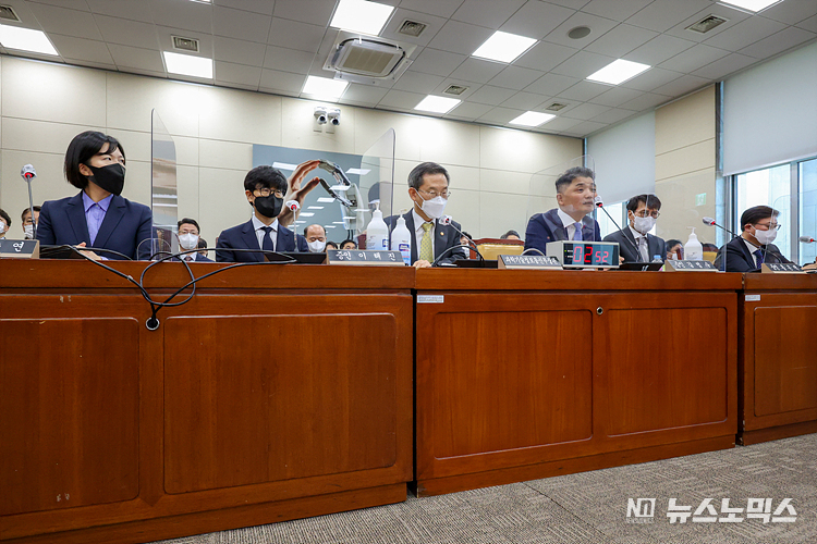 24일 국회 과학기술정보방송통신위원회 전체회의실에서 열린 종합국정감사에 최수연 네이버 대표이사(왼쪽부터), 이해진 네이버 글로벌투자책임자(GIO), 이종호 과기부 장관, 김범수 카카오 창업자(미래이니셔티브센터장), 박성하 SK C&C 대표가 출석해 의원들 질의에 답변하고 있다. ⓒ정의철 기자