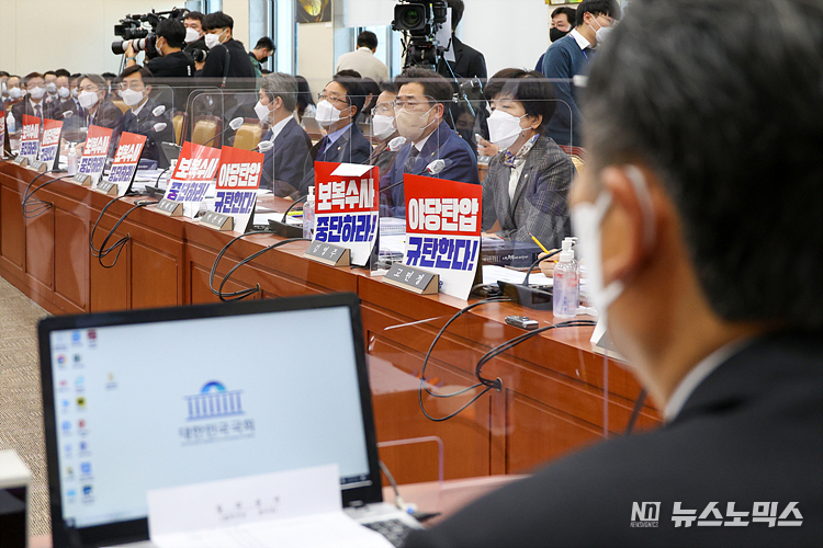 24일 국회에서 열린 과학기술정보방송통신위원회 국정감사에서 민주당 의원들이 검찰의 당사 압수수색에 항의하는 피켓을 책상에 올려두고 있다. ⓒ정의철 기자