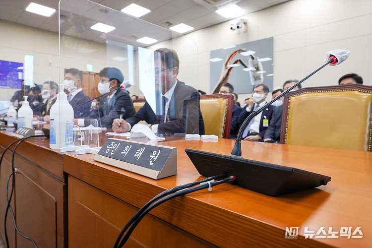 24일 국회 과학기술정보방송통신위원회 전체회의실에서 열린 종합국정감사에 증인으로 채택된 최태원 SK 회장이 출석하지 않아 자리가 비어 있다. ⓒ정의철 기자