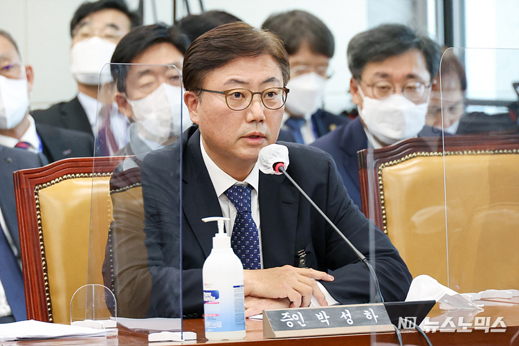 박성하 SK C&C 대표가 24일 국회에서 열린 과방위 국정감사에 증인으로 출석해 의원들 질의에 답변하고 있다. ⓒ정의철 기자
