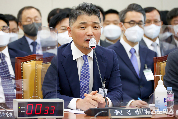 김범수 카카오 카카오 미래이니셔티브센터장 등이 24일 국회에서 열린 과방위 국정감사에 출석해 의원들 질의에 답변하고 있다. ⓒ정의철 기자