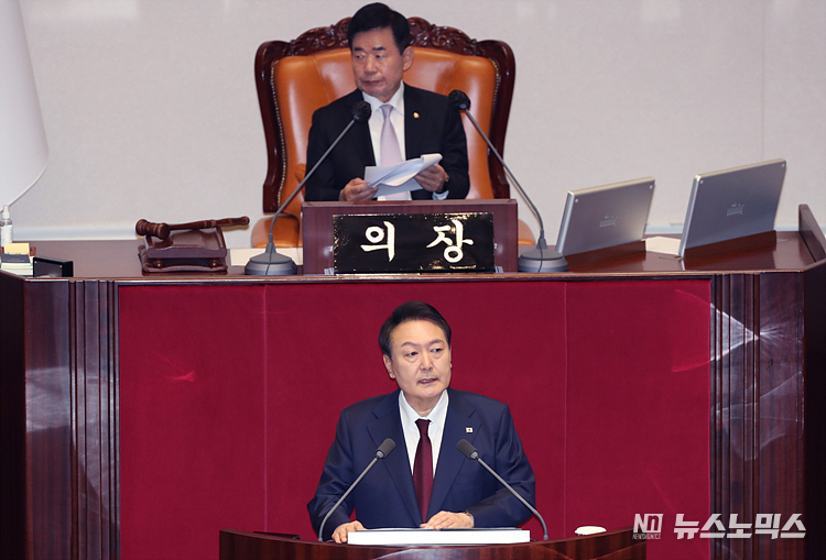 윤석열 대통령이 25일 국회 본회의장에서 2023년도 예산안 및 기금운용계획안 대통령 시정연설을 하고 있다. 민주당은 검찰의 대장동 수사를 정치보복으로 규정하며 헌정 사상 처음으로 불참했다. ⓒ사진공동취재