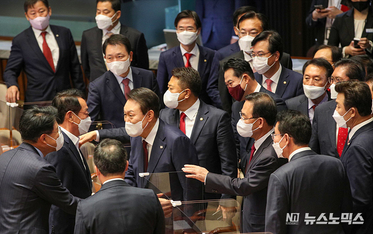 윤석열 대통령이 25일 국회 본회의장에서 내년도 정부 예산안에 대한 시정연설을 마친 뒤 김도읍 국회 법제사법위원회 위원장, 장제원 의원 등과 악수하고 있다. ⓒ사진공동취재